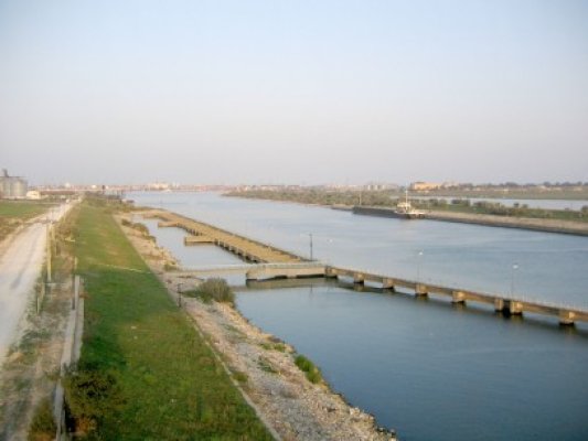 Front de aşteptare pentru desfacere/refacere convoaie la confluenţa canalelor navigabile Dunăre - Marea Neagră